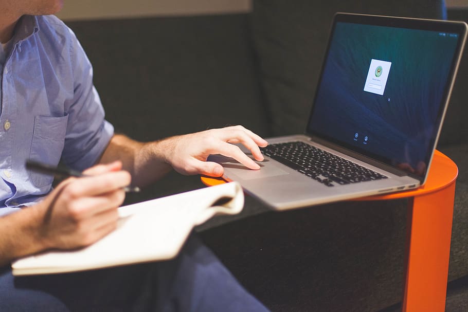 om folosind macbook, antreprenor, Mac, om, caiet, notițe, stilou, tehnologie, lucru, scrie, scris, laptop, calculator, tehnologia fără fir, folosind laptopul, conexiune, comunicare, Internet, bărbați, rețea de calculatoare, dispozitiv portabil de informații, oameni adevărați, adult, o persoana, masa, în interior, midsection, tastare, tastatură, navigarea pe net, 5K