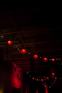 linternas rojas encendidas, iluminado, equipo de iluminación, techo, arquitectura, noche, adentro, rojo, nadie, colgando, vista de ángulo bajo, estructura construida, ligero, transporte, en una fila, oscuro, modo de transporte, firmar, linterna china, Luz eléctrica, luz - fenómeno natural, la vida nocturna, lámpara eléctrica, 5K, CC0, dominio público, libre de derechos