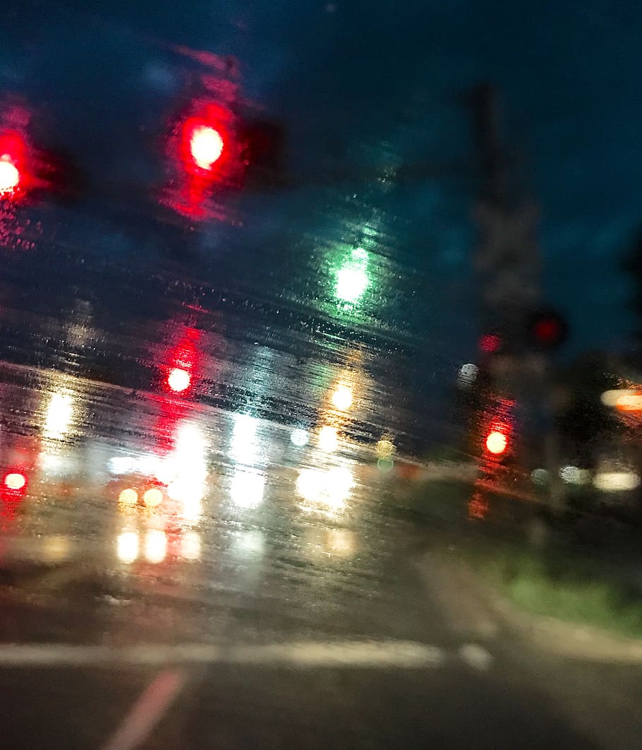 Kights, vlak, Rychlost, přeprava, auto, svítí, způsob dopravy, motorové vozidlo, silnice, mokré, město, noc, ulice, déšť, pozemního vozidla, světlomet, provoz, nikdo, architektura, na cestách, pohyb, interiér vozidla, venku, období dešťů, světlo, 2K