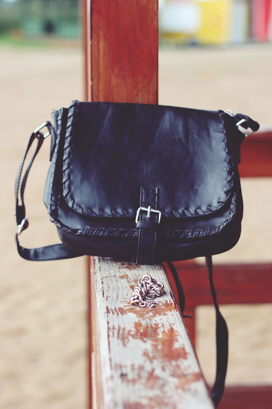 Handtasche, Fokus auf den Vordergrund, Nahansicht, keine Leute, Tag, Metall, schwarze Farbe, Holz - Material, Stillleben, draußen, Griff, Tabelle, Abwesenheit, hängend, Sitz, Container, Natur, die Architektur, Tasche, gebaute Struktur, einzelnes Objekt, 4K