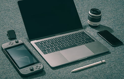 datamaskin, mac, teknologi, eple, laptop, bytte om, nintendo, eple blyant, Apple klokke, livsstil, iphone, trådløs teknologi, kommunikasjon, forbindelse, bærbar informasjonsenhet, bord, data utstyr, smart telefon, høy vinkel visning, ingen folk, data-tastatur, tastatur, innendørs, mobiltelefon, stilleben, portabilitet, penn, datamaskin del, sølvfarget, datamaskin nøkkel, 4K, CC0, offentlig domene, opphavsrett gratis