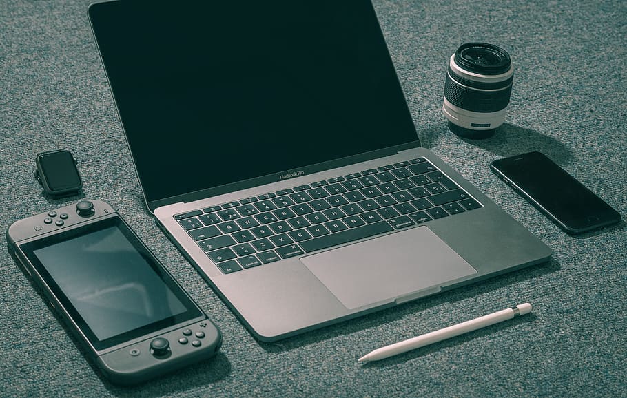 calculator, Mac, tehnologie, măr, laptop, intrerupator, nintendo, marionete, ceas de mere, mod de viata, iPhone, tehnologia fără fir, comunicare, conexiune, dispozitiv portabil de informații, masa, echipamente de calcul, telefon inteligent, vedere în unghi mare, nici o persoana, tastatura, tastatură, în interior, telefon mobil, natură moartă, portabilitate, stilou, computere, argintiu colorat, cheia computerului, 4K