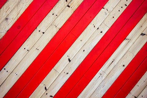 marró, fusta, pissarra, vermell, línies, patró, ratlles, textura, material de fusta, marc complet, cap gent, fons, dia, funció de construcció de parets, primer pla, arquitectura, Color blanc, a l'aire lliure, seguretat, estructura construïda, metall, tancat, vista d’angle alt, 1080P, CC0, domini públic, lliure de regalies