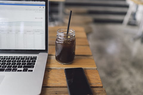 macbook, pro, ved siden av, klar, glasskrukke, uklarhet, koding, kaffe, forbindelse, digital nomad, drikke, innendørs, tastatur, laptop, markedsføring, eksternt arbeid, rom, smarttelefon, stilleben, strå, teknologi, tre, bord, trådløs teknologi, kommunikasjon, datamaskin, ingen folk, tre - materiale, høy vinkel visning, mat og Drikke, selektiv fokusering, møbler, nærbilde, container, glass - materiale, forfriskning, 4K, CC0, offentlig domene, opphavsrett gratis