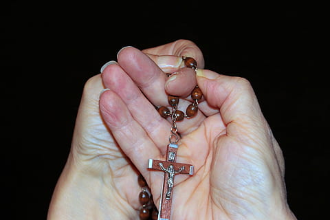 bønn, kryss, string, perle, be, menneskelig, aktivitet, rosenkrans, religiøs, fred, kristendom, prest, menneskelig hånd, menneskelig kroppsdel, hånd, holding, kroppsdel, smykker, voksen, finger, nærbilde, én person, kvinner, menneskelig finger, innendørs, studio skudd, hunner, ringe, svart bakgrunn, følelse, personlig tilbehør, 1080P, CC0, offentlig domene, opphavsrett gratis