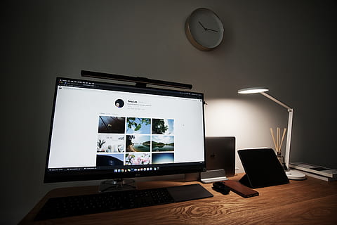 Monitor, LCD Bildschirm, Bildschirm, Anzeige, Elektronik, Hardware-, Computer, Computerhardware, Computer Tastatur, Tastatur, Möbel, pc, Tabelle, Schreibtisch, Desktop, Laptop, Holz, ipad, Mac, Arbeitsplatz, Technologie, drinnen, Zeit, Kommunikation, Uhr, Verbindung, keine Leute, kabellose Technologie, Wandbau - Funktion, beleuchtet, Wohngebäude, Wohnraum, elektrische Lampe, Fernsehgerät, Stillleben, 5K, CC0, gemeinfrei, lizenzfrei