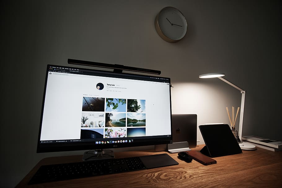 overvåge, lcd-skærm, Skærm, elektronik, hardware, computer, computer hardware, computer tastatur, tastatur, møbel, pc, bord, skrivebord, desktop, bærbar, træ, ipad, mac, arbejdsområde, teknologi, indendørs, tid, meddelelse, ur, forbindelse, ingen mennesker, trådløs teknologi, murbygningsfunktion, belyst, hjem interiør, hjemlige værelse, elektrisk lampe, fjernsyn, stilleben, 5K