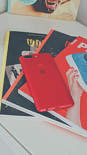 rot, oneplus smartphone, Bücher, zurück, Handy, Nahansicht, Gerät, elektronisch, Logo, Zeitschriften, Mobiltelefon, Telefon, Smartphone, Technologie, Holz, hölzern, Holzoberfläche, eine Person, Buch, echte Menschen, drinnen, High Angle View, Veröffentlichung, menschliche Hand, Hand, Tabelle, menschliches Körperteil, Lebensstile, Papier-, nicht erkennbare Person, Freizeitbeschäftigung, Aktivität, Körperteil, halten, Stift, Finger, menschliches Glied, 4K, CC0, gemeinfrei, lizenzfrei