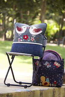 artesania, cobrellit, patchwork, decoració, dia, centrar-se en primer pla, cap gent, naturalesa, seient, planta, parc, a l'aire lliure, parc - l'home va fer espai, primer pla, natura morta, taula, sabata, contenidor, arbre, llum solar, celebració, banc, absència, roba, 5K, CC0, domini públic, lliure de regalies