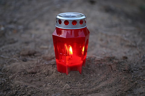 lampada, luce, rosso, sera, candela, illuminato, suolo, terra, decorazione, ricordare, condoglianze, decente, umile, tomba, cimitero, all'aperto, ardente, fuoco, fiamma, fuoco - fenomeno naturale, calore - temperatura, nessuno, concentrarsi sulle conoscenze acquisite, natura, campo, raggiante, avvicinamento, vista dall'alto, attrezzatura per l'illuminazione, colore arancione, metallo, legno - materiale, 5K, CC0, dominio pubblico, privo di copyright