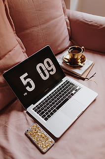 lugar de trabajo, ordenador portátil, rosado, sofá, macbook, Macbook Pro, espacio de trabajo, habitación, oficina en casa, hembra, oficina femenina, estudiar, adentro, libro, comunicación, tecnología inalámbrica, tecnología, mueble, vista de alto ángulo, computadora, conexión, texto, cama, mesa, nadie, dispositivo de información portátil, de cerca, escritura occidental, naturaleza muerta, de color negro, 5K