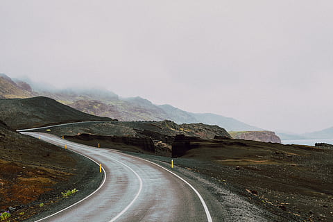 tom motorvej, vej, transportmidler, bjerg, himmel, miljø, landskab, ingen mennesker, natur, vejen frem, retning, symbol, vejmærkning, scenics - natur, mærkning, skilt, tom vej, skønhed i naturen, snoet vej, ikke-urbane scene, kurve, udendørs, faldende perspektiv, skillelinje, 5K, CC0, offentligt domæne, royaltyfrie