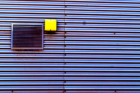 rodet d'obturador gris, decoració de la llar, finestra, paret, cortina, ombra de la finestra, obturador, escala, text, esfera, silueta, maó, ciutat, de gran alçada, edifici, urbà, va parlar, màquina, llum, semàfor, patró, arquitectura, cap gent, estructura construïda, funció de construcció de parets, groc, marc complet, ratlles, dia, blau, seguretat, exterior de l'edifici, metall, tancat, a l'aire lliure, ferro, signe, fons, protecció, corrugat, 4K, CC0, domini públic, lliure de regalies
