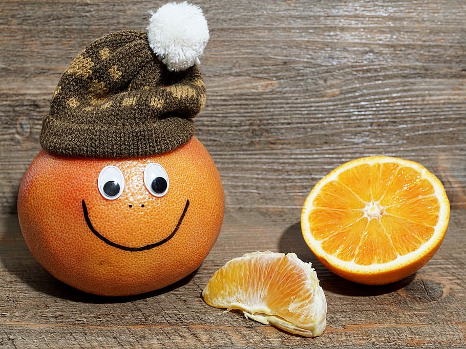 fruita, aranja, cares, alegre, fruita fresca, divertit, saludable, vitamines, deliciós, menjar, fresc, nutrició, còmic, exòtic, früchtchen, emoticones, riure, salut, nens, comestible, salutació de targetes, humor, atmosfèric, natura morta, emoció, amics, família, vitamina c, en forma, aptitud, anti edat, fruita dolça, activació, vigoritzant, refresc, revitalitzant, cítrics, material de fusta, color taronja, cap gent, taula, taronja, representació, menjar i beguda, taronja - fruita, art i artesania, cara, alimentació saludable, antropomòrfic, representació animal, cara antropomòrfica, creativitat, primer pla, 5K