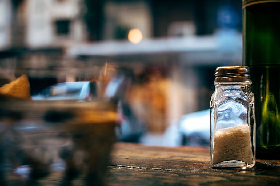 ampolla d'agitador de condiments, jar, argentina, bons Aires, bokeh, sal, Saler, alcohol, cervesa, ampolla de cervesa, begudes, ampolla, beure, arròs, taula, vidre, condiment, salat, restaurant, barra, menjar i beguda, contenidor, vidre - material, transparent, cap gent, enfocament selectiu, material de fusta, cafeteria, negocis, primer pla, sal - condiment, pebre - condiment, a l'interior, dia, centrar-se en primer pla, comptador de barres, 2K