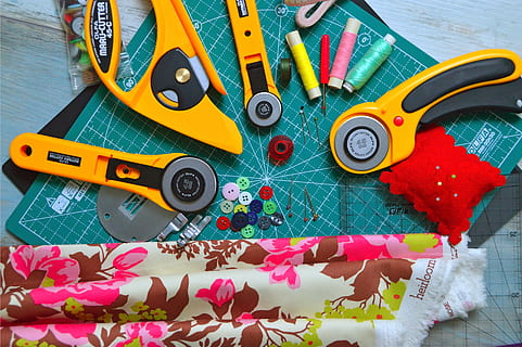 papier, snijdend, hulpmiddelen, grafische kaart, toetsen, cutters, pins, scherp, multi gekleurd, kunst en ambacht, schaar, stilleven, binnenshuis, geen mensen, hoge hoekmening, creativiteit, variatie, grote groep objecten, ambacht, keuze, tafel, werktuig, detailopname, textiel, uitrusting, draad, dag, gereedschap, 5K, CC0, publiek domein, royaltyvrij