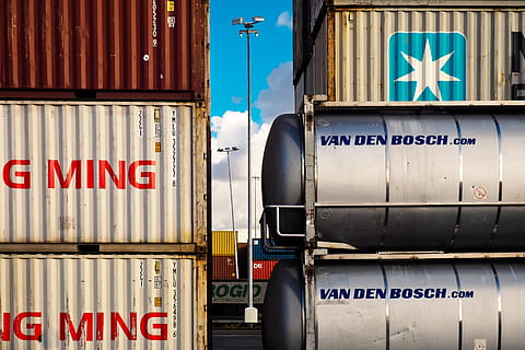 beholder, container port, Havn, last, transportere, Forsendelse, levering, Trafik, logistik, gods, opbevaring, importere, eksport, handle, salg, metal, rust, stål, stablet, marketing hub, lampe, belysning, ved at se, meddelelse, tekst, vestlige script, skilt, transportmidler, last container, stort bogstav, transportform, godstransport, dag, nummer, ingen mennesker, Information, industri, ikke-vestlige script, udendørs, manuskript, blå, 4K, CC0, offentligt domæne, royaltyfrie