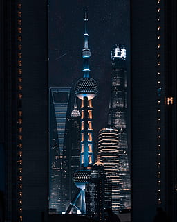 illuminato, Torre, accanto, costruzione, architettura, edifici, città, sera, futuristico, moderno, prospettiva, grattacielo, viaggio, struttura costruita, esterno dell'edificio, edificio per uffici esterno, alto - alto, destinazioni di viaggio, ufficio, guglia, nessuno, paesaggio urbano, comunicazione, notte, turismo, distretto finanziario, all'aperto, comunicazioni globali, 2K, CC0, dominio pubblico, privo di copyright