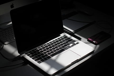 schwarz, Silber Laptop-Computer, neben, Smartphone, Büro, Computer, Laptop, Licht, MacBook, imac, dunkel, Arbeit, Schatten, lila, grau, Apfel, Kontrast, verarbeiten, Code, Kodierung, Tapete, aus, Arbeitsablauf, Computer Tastatur, Technologie, Geschäft, Schreibtisch, Computerbildschirm, pc, Internet, keine Leute, Tabelle, Computermaus, modern, schwarze Farbe, drinnen, Ausrüstung, Arbeiten, Desktop-PC, Kommunikation, Bildung, 5K, CC0, gemeinfrei, lizenzfrei