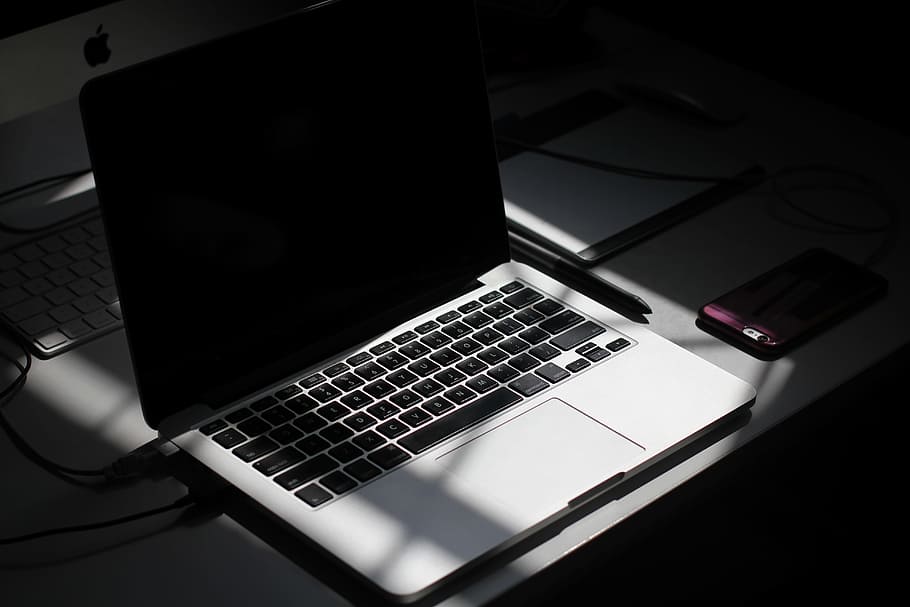 negre, ordinador portàtil de plata, al costat, smartphone, oficina, ordinador, portàtil, llum, MacBook, imac, fosc, treballar, ombra, porpra, gris, poma, contrast, procés, codi, codificació, fons de pantalla, fora, flux de treball, teclat d’ordinador, tecnologia, negocis, escriptori, monitor d’ordinador, PC, Internet, cap gent, taula, Ratolí de l'ordinador, modern, color negre, a l'interior, equipament, treball, PC d'escriptori, comunicació, educació, 5K