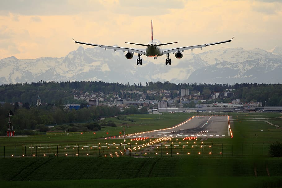 weißer Doppeldecker, Flughafen, Landung, Flugzeug, Transport, Fahrzeug, Flugplatz, Verkehrsflugzeug, Runway, Flug, Schweiz, fliegen, schweizerisch, Alpen, ausziehen, starten, abheben, losfahren, draußen, Natur, Landschaft, Raumschiff, Straße, Luftfahrzeug, Transportmittel, fliegend, in der Luft, Reise, Flughafen-Rollbahn, Himmel, Bewegung, landen - aufsetzen, keine Leute, wolke - himmel, abheben, Pflanze, Luft-und Raumfahrtindustrie, 4K