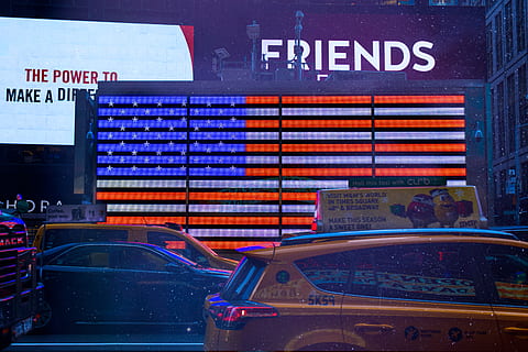 u.s.a flag indretning, transportmidler, køretøj, automobil, bil, maskine, hjul, dæk, talte, bilhjul, legeringshjul, taxa, overvåge, lcd-skærm, elektronik, Skærm, sportsvogn, lys, new york, Forenede Stater, transportform, meddelelse, tekst, motor køretøj, land køretøj, skilt, vestlige script, arkitektur, by, belyst, bygget struktur, glas - materiale, ingen mennesker, rejse, blå, bevægelse, gade, bygning udvendig, 5K, CC0, offentligt domæne, royaltyfrie