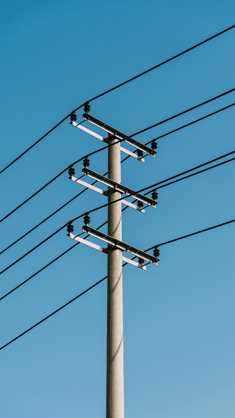 utility tower, kabel, himmel, elektricitet, lav vinkel visning, blå, teknologi, skyfri himmel, Strømforsyning, strømkabel, natur, dag, forbindelse, brændstof og elproduktion, ingen mennesker, el-pylon, udendørs, belysningsudstyr, pol, meddelelse, skilt, lys, telefonlinje, 5K