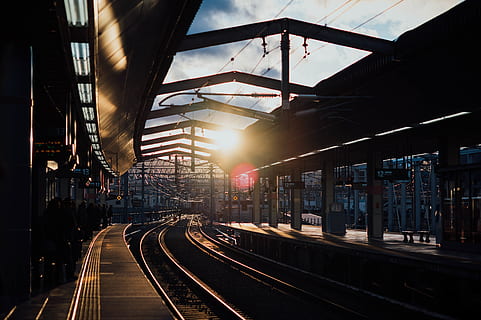 tomt togspor, transportmidler, terminal, køretøj, tog, togstation, jernbane, togspor, human, person, sollys, undergrundsbane, flare, lys, bygning, kontorbygning, veranda, gårdhave, pergola, mennesker, jernbanetransport, jernbanespor, spore, arkitektur, bygget struktur, transportform, jernbanestation, offentlig transport, jernbanestation platform, ingen mennesker, bygning udvendig, natur, by, rejse, udendørs, himmel, dag, loft, 5K, CC0, offentligt domæne, royaltyfrie