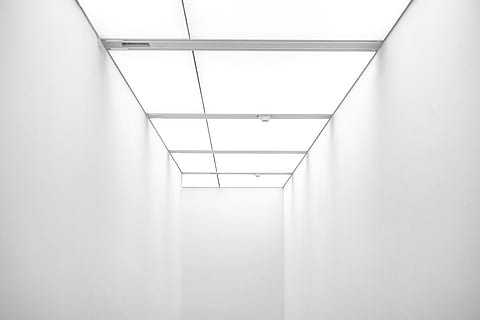 tom gang, bygning, arkitektur, vindu, himmellys, kaohsiung museum for kunst, taiwan, Kaohsiung, hvit, skygge, heis, belysning, lys, korridor, dekke, enkel, tid, minimalisme, taklys, hjørne, vegg, innendørs, ingen folk, veggbyggingsfunksjon, bygget struktur, hvit farge, tak, moderne, arkade, mønster, lav vinkel visning, nærbilde, dag, belyst, kopiere plass, tømme, synkende perspektiv, 5K, CC0, offentlig domene, opphavsrett gratis