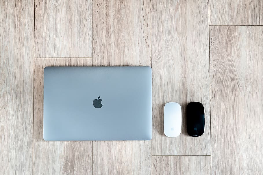 bærbar, macbook, computer, skrivning, skrivebord, forretning, teknologi, notesbog, arbejde, arbejder, bord, æble, arbejdsstation, kaffe, træ, træ - materiale, indendørs, ingen mennesker, form, stilleben, tæt på, blå, murbygningsfunktion, indgang, geometrisk form, dør, design, dag, forbindelse, udløb, elektricitet, meddelelse, trækorn, 4K