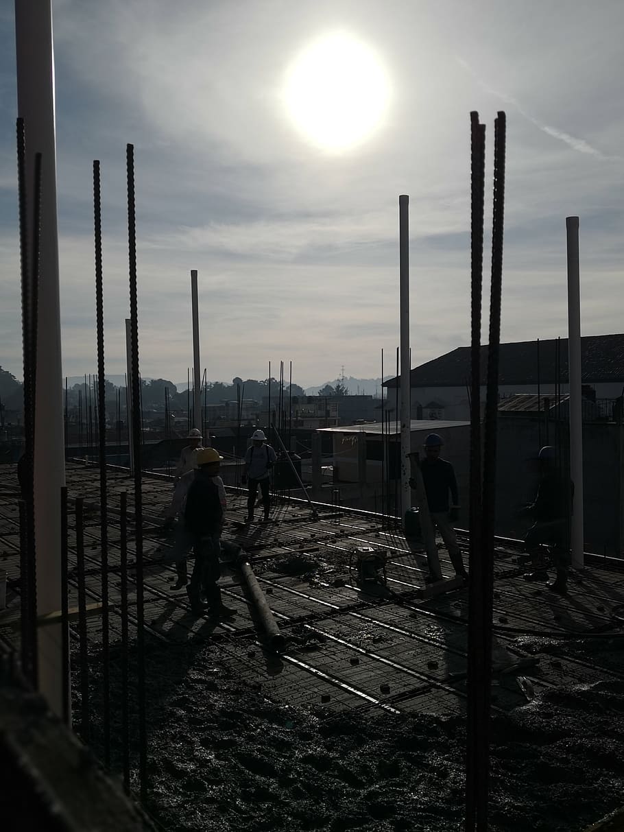 constructie, terase, arhitectură, tavan, structura, cer, oameni adevărați, bărbați, natură, nor - cer, soare, în aer liber, stiluri de viață, construită, oameni, lumina soarelui, lungime totală, exteriorul clădirii, siluetă, apus de soare, permanent, zi, 4K