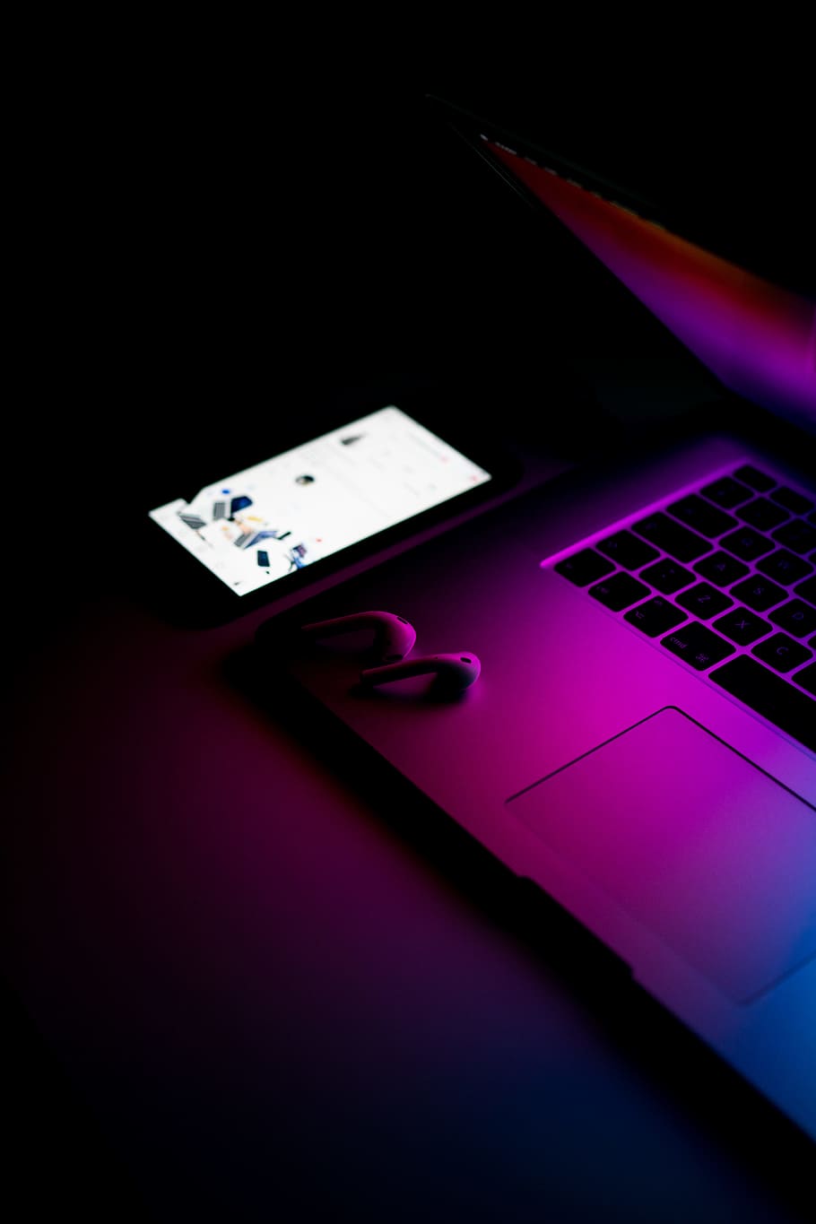 ordinador portàtil, al costat, canviat, onphone, airpod, MacBook, fons de pantalla, desenvolupador, programador, iphone, poma, color, fosc, oficina, escriptori, dev, programació, neó, porpra de neó, tecnologia, producte tecnològic, productes, tir de productes, tecnologia sense fils, connexió, tir de l'estudi, ordinador, a l'interior, comunicació, fons negre, portàtil, teclat, equips informàtics, teclat d’ordinador, dispositiu d’informació portàtil, cap gent, còpia espai, taula, telèfon intel·ligent, primer pla, bolígraf, color rosa, porpra, vida nocturna, 5K