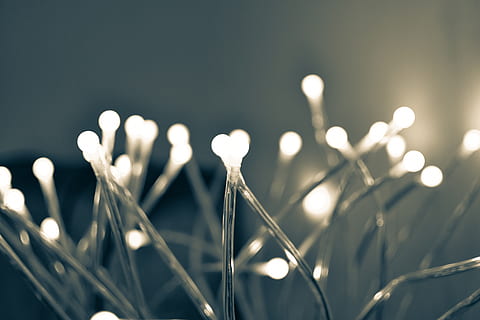 Beleuchtung, Licht, grau, kalt, hoffen, Glas, Kristall, Hand, die Glühbirne, Sonnenlicht, Hüfte, LED, Tröpfchen, Papier-, Konfetti, Zaun, Stift, Lebensmittel, Ei, Kelch, Nahansicht, beleuchtet, selektiver Fokus, keine Leute, Fokus auf den Vordergrund, Nacht-, Lichtanlage, Licht - natürliches Phänomen, Natur, Unscharf gestellt, Wachstum, Pflanze, drinnen, glühend, Elektrizität, Himmel, Technologie, Schönheit in der Natur, Linseneffekt, 5K, CC0, gemeinfrei, lizenzfrei