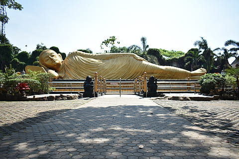 java, religió, temple, estàtua, mojokerto, patung, budista, indonesi, planta, arbre, arquitectura, naturalesa, cel, estructura construïda, llum solar, dia, escultura, art i artesania, representació, cap gent, creença, espiritualitat, sendera, a l'aire lliure, representació humana, 4K, CC0, domini públic, lliure de regalies