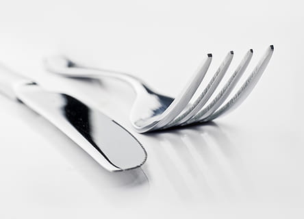 zwei, silbernes Brotmesser, Gabel, weißer Hintergrund, Studioaufnahme, Nahansicht, drinnen, keine Leute, Küchenutensilien, Haushaltsausstattung, Essgeschirr, Metall, einzelnes Objekt, zwei Objekte, Stillleben, selektiver Fokus, weiße Farbe, Einfachheit, rostfreier Stahl, kopieren sie platz, Silber - Metall, stehlen, silberfarben, Tischmesser, Legierung, Geschirr, 2K, CC0, gemeinfrei, lizenzfrei