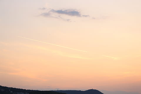 Ungaria, Budapesta, nori, apus de soare, cer, natură, avion, nor - cer, scenice - natura, traseu de vapori, frumusețe în natură, culoare portocalie, liniște, nici o persoana, o scenă liniștită, siluetă, vedere unghiulară joasă, vehiculul aerian, idilic, Munte, în aer liber, transport, scenă non-urbană, 5K, CC0, domeniu public, fără drepturi de autor