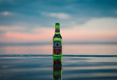 bottiglia di birra verde, birra, bevanda, bottiglia, bere, riflessione, acqua, nessuno, cielo, natura, nuvola - cielo, lungomare, mare, concentrarsi sulle conoscenze acquisite, all'aperto, increspato, messa a fuoco selettiva, contenitore, giorno, legno - materiale, rinfresco, multicolore, 5K, CC0, dominio pubblico, privo di copyright