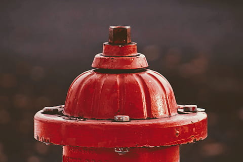 idrante rosso fuoco, idrante, torta nuziale, torta, dolce, cibo, ruggine, accendino, serratura, secchio, liuto, strumento musicale, gocciolina, clarinetto, rubinetto della doccia, cronometro, veicolo, carrello, mezzi di trasporto, tram, rosso, avvicinamento, metallo, concentrarsi sulle conoscenze acquisite, nessuno, giorno, arrugginito, contenitore, vecchio, all'aperto, bottiglia, singolo oggetto, coperchio, natura morta, Marrone, sicurezza, intemperie, natura, campo, 4K, CC0, dominio pubblico, privo di copyright