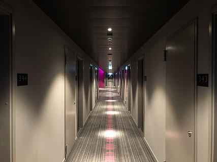 percorso di costruzione vuoto, corridoio, pavimentazione, pavimento, Berlino, Hotel, Germania, andreasstraße 1, interior design, costruzione, porta, luce, appartamento, buio, prospettiva, arredamento, vicolo, sala, in casa, illuminazione, direzione, illuminato, la strada davanti, architettura, prospettiva decrescente, attrezzatura per l'illuminazione, portico, struttura costruita, nessuno, Entrata, assenza, vuoto, tecnologia, punto di fuga, notte, soffitto, lungo, 4K, CC0, dominio pubblico, privo di copyright
