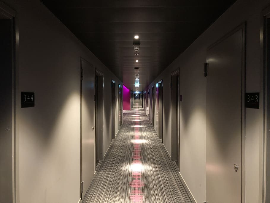via de construcció buida, passadís, sòls, pis, Berlín, hotel, Alemanya, andreasstraße 1, disseny d'interiors, edifici, porta, llum, apartament, fosc, perspectiva, decoració, carreró, sala, a l'interior, il·luminació, direcció, il·luminat, el camí a seguir, arquitectura, perspectiva decreixent, equips d’il·luminació, arcade, estructura construïda, cap gent, entrada, absència, buit, tecnologia, punt de fuga, nit, sostre, llarg, 4K