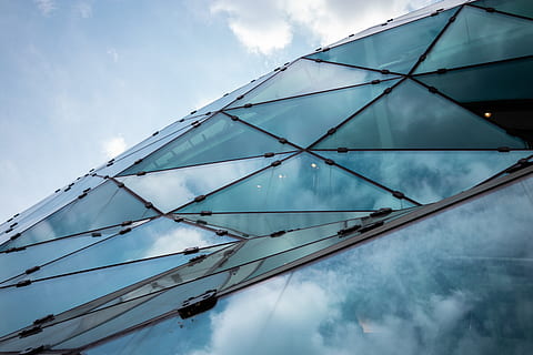Països Baixos, eindhoven, núvols, arquitectura, vidre, reflexions, cel, núvol - cel, vista d’angle baix, cap gent, dia, blau, naturalesa, estructura construïda, a l'aire lliure, reflexió, modern, llum solar, vaixell nàutic, exterior de l'edifici, tèxtil, pol, connexió, vidre - material, directament a sota, veler, 5K, CC0, domini públic, lliure de regalies