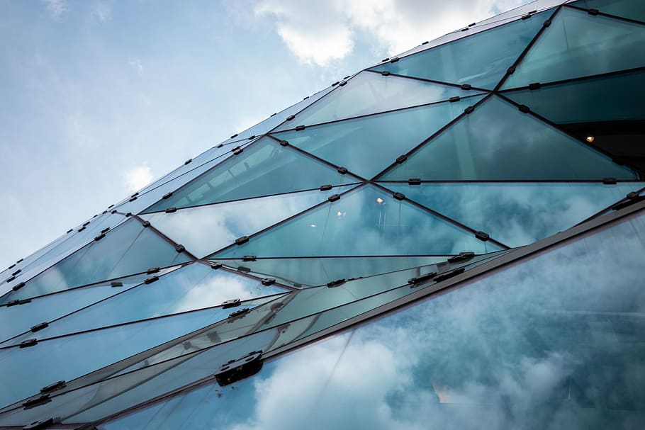 Països Baixos, eindhoven, núvols, arquitectura, vidre, reflexions, cel, núvol - cel, vista d’angle baix, cap gent, dia, blau, naturalesa, estructura construïda, a l'aire lliure, reflexió, modern, llum solar, vaixell nàutic, exterior de l'edifici, tèxtil, pol, connexió, vidre - material, directament a sota, veler, 5K