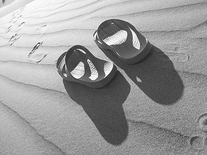 Schläfer, Schatten, High Angle View, Schuh, Sonnenlicht, keine Leute, Paar, Tag, zwei Objekte, Stillleben, Strand, Sand, Sandale, Slipper, Natur, Flip Flops, persönliches Accessoire, Land, Mode, draußen, Nahansicht, Kompatibilität, 2K, CC0, gemeinfrei, lizenzfrei
