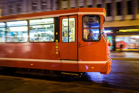 treno, in esecuzione, strada, Polonia, notte, rosso, in movimento, città, tram, modo di trasporto, mezzi di trasporto, trasporto pubblico, veicolo terrestre, architettura, funivia, movimento, trasporto ferroviario, treno - veicolo, persone accessorie, struttura costruita, movimento sfocato, all'aperto, viaggio, esterno dell'edificio, riflessione, traccia, 5K, CC0, dominio pubblico, privo di copyright
