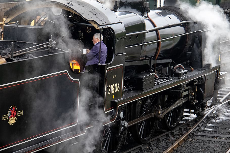 home, de peu, endins, tren de vapor, locomotora, vehicle, transport, roda, màquina, ferrocarril, persona, humà, pista de tren, rail, motor, swanage, UK, ferrocarril del patrimoni swanage, màquina de vapor, urbà, ciutat, metròpolis, transport per ferrocarril, tren, tren - vehicle, manera de transport, vies del ferrocarril, fum - estructura física, pista, homes, transport públic, vehicle terrestre, ocupació, gent, persones reals, tren de passatgers, longitud completa, uniforme, 5K
