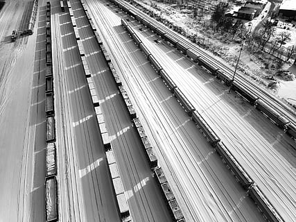 pociągi, pociąg, warkot, zimowy, zimno, wysoki kąt widzenia, transport, dzień, żadnych ludzi, architektura, Transport kolejowy, zbudowana struktura, na dworze, na zewnątrz budynku, pociąg - pojazd, tory kolejowe, Miasto, tor, środek transportu, Natura, widok z lotu ptaka, ruch, transport publiczny, przemysł, plac manewrowy, 4K, CC0, domena publiczna, darmowe zdjęcia