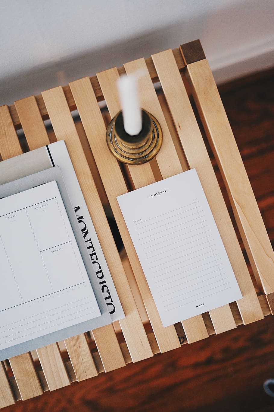 hvid, printerpapir, ved siden af, Brun, lysestage, bord, træ - materiale, indendørs, høj vinkel visning, ingen mennesker, stilleben, papir, tekst, note pad, meddelelse, personlig arrangør, kalender, spiral notesbog, uddannelse, pen, påmindelse, Bestil, vestlige script, Kontorforsyning, offentliggørelse, blank, 4K