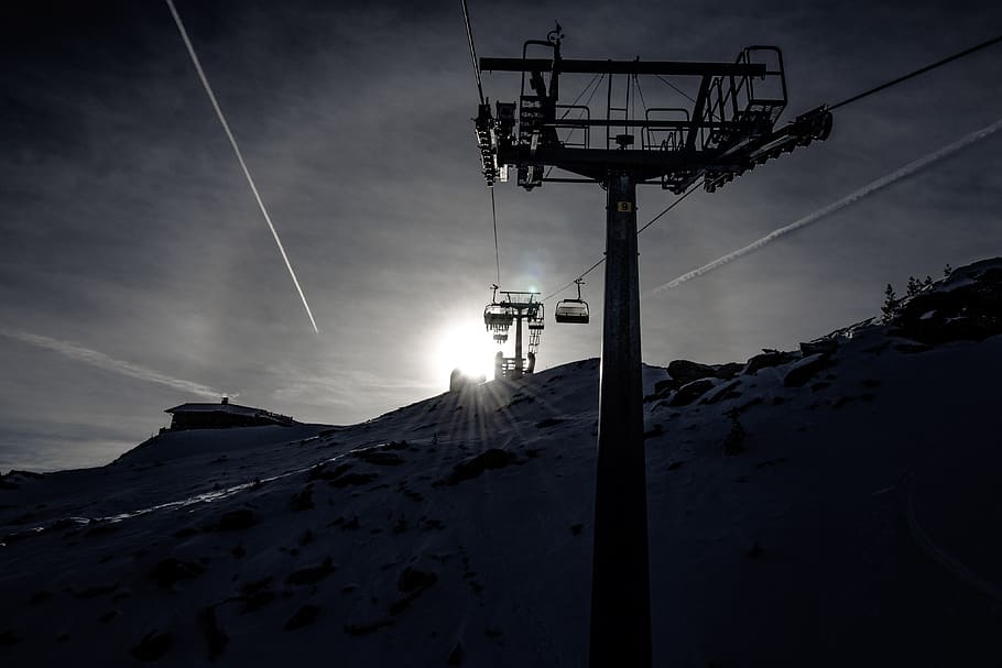 ski, vinter, stå på ski, sne, sport, kold, skiløbere, bjerg, hvid, vinter sport, fritid, ferier, alpine, natur, vinterlige, landskab, skilift, elevator stol lift, sne landskab, vinterstemning, snedækket, vinter magi, himmel, kold temperatur, lav vinkel visning, sky - himmel, ingen mennesker, svævebane, transportmidler, arkitektur, skønhed i naturen, bygget struktur, udendørs, scenics - natur, rolig scene, forbindelse, bjergkæde, snedækket bjerg, dampspor, 4K