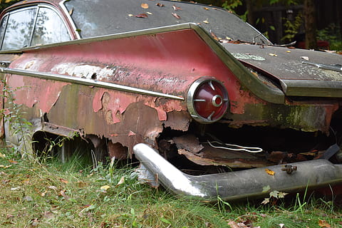 gammel bil, rusting, gått i stykker, forfall, skadet, forlatt, transportmiddel, rusten, foreldet, transport, felt, bil, metall, dag, land kjøretøy, gress, avslå, land, løp ned, forverring, motorkjøretøy, anlegg, gammel, natur, ingen folk, utendørs, ødelagt, revet ned, søppelplass, 5K, CC0, offentlig domene, opphavsrett gratis