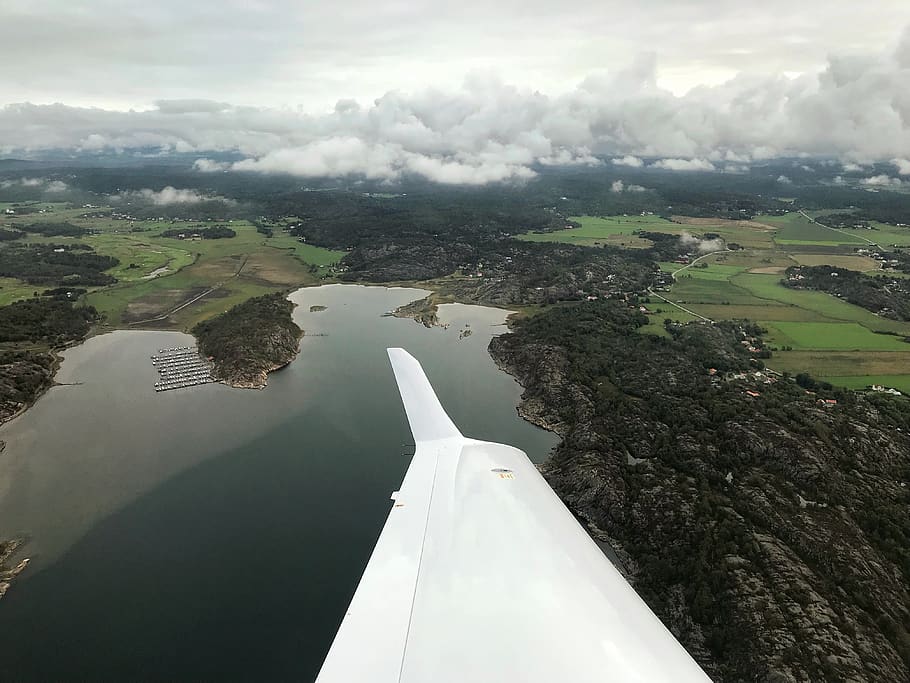 vinge, flyve, himmel, landskab, over, skyer, sø, ser ned, rejse, ferie, horisont, tur, Vend om, udsigt, natur, øko, jord, landing, vand, skønhed i naturen, dag, scenics - natur, sky - himmel, miljø, luftfoto, udendørs, ingen mennesker, luftfartøj, fly, transportmidler, rolig scene, ro, idyllisk, 4K